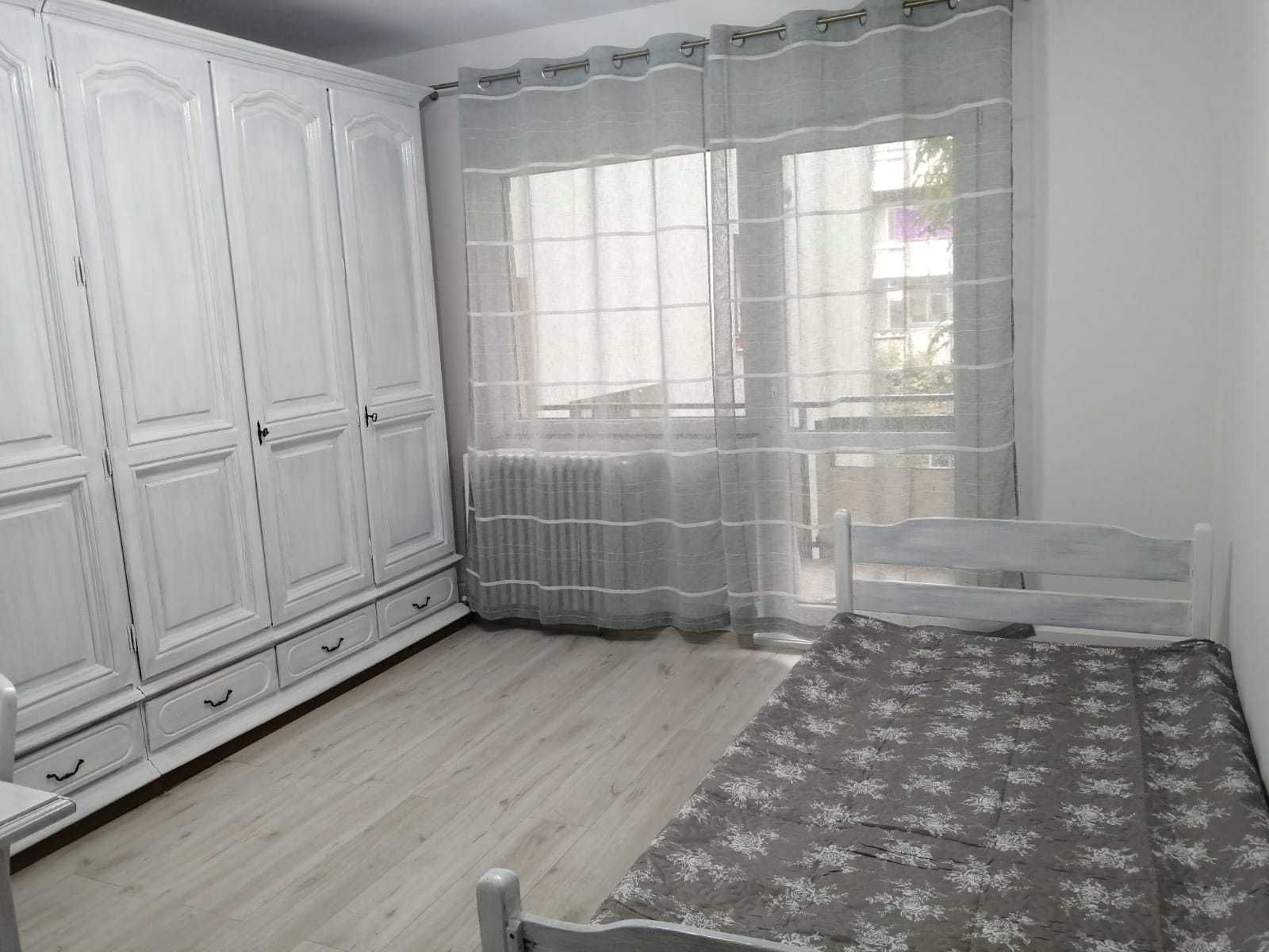 Închiriez apartament 3 camere și living în Mărăști