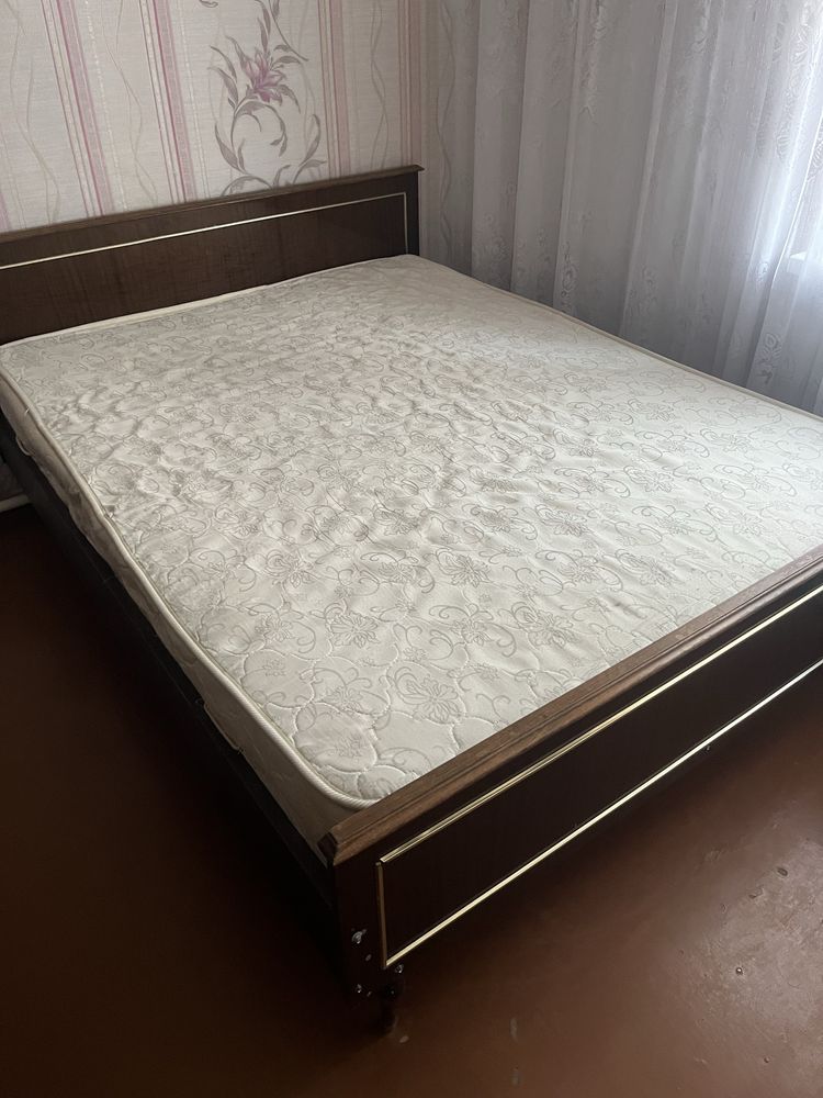Двуспальная кровать.