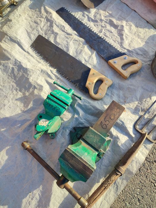 Тиски олопаты топоры тачка складишок инструменты