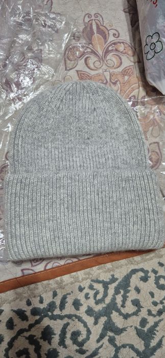 Продается зимние шапки новые