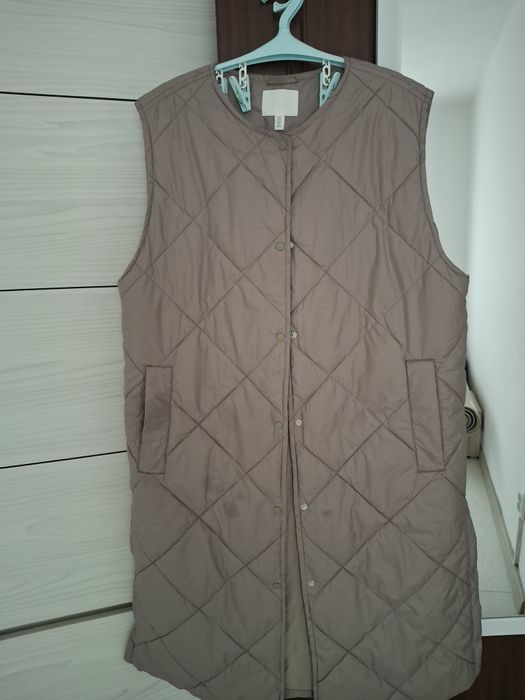 Vestă lungă h&m , cu capse si buzunare.
