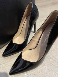 Черни лачени обувки на ток
