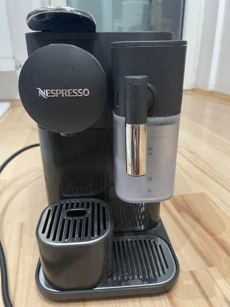 expressor automat Nespresso by De’Longhi Lattissima One, negru