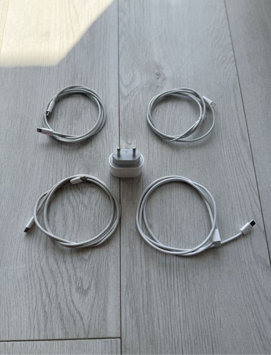 • Incarcator • Cablu USB • Iphone