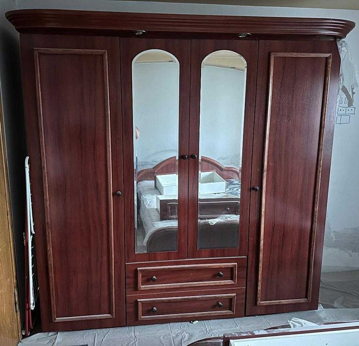 Vand mobila dormitor compusa din dulap,pat de centru.comoda si oglinda