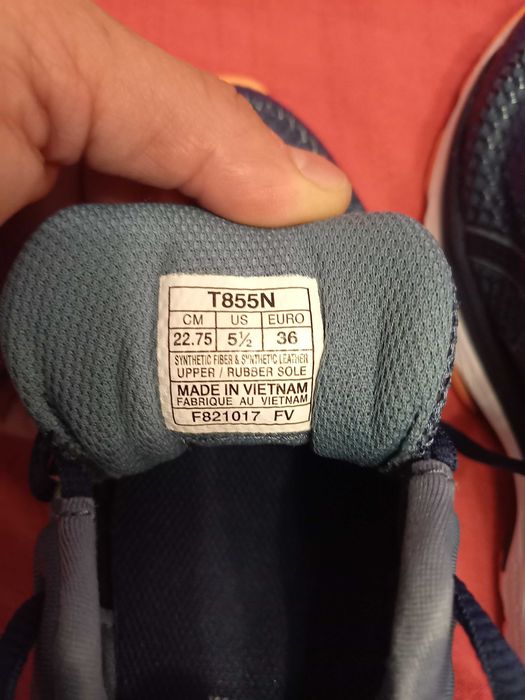 Продавам детски маратонки ASICS