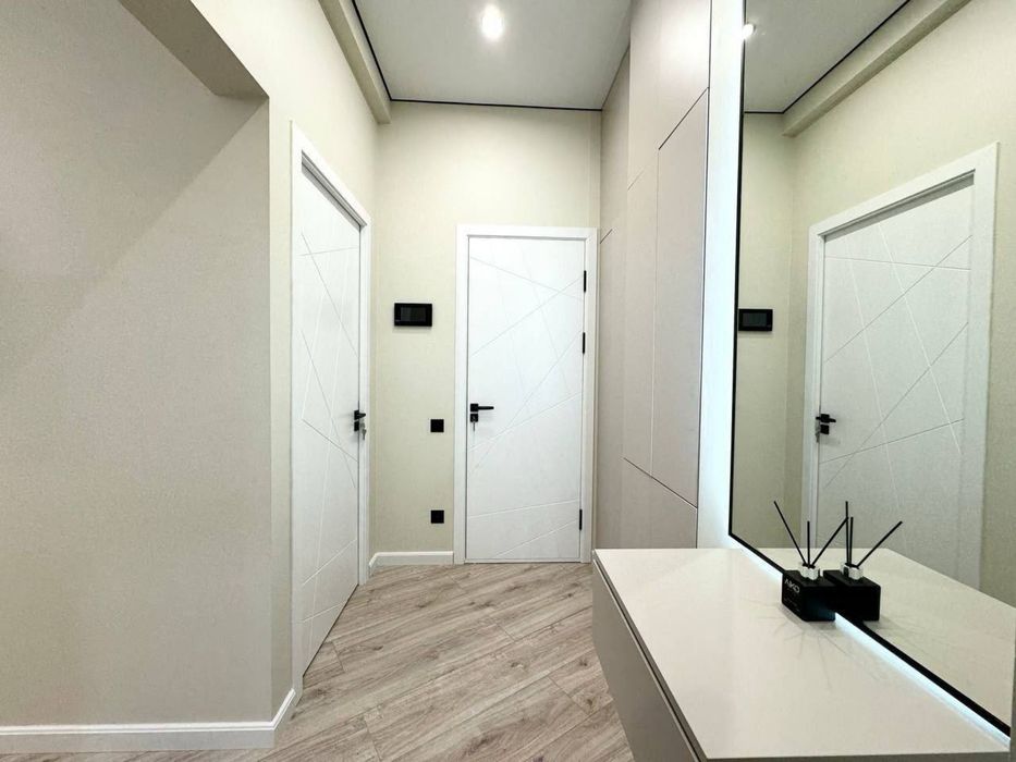 Метро Ойбек! Стильная 2х комнатная квартира в новостройке на центре!