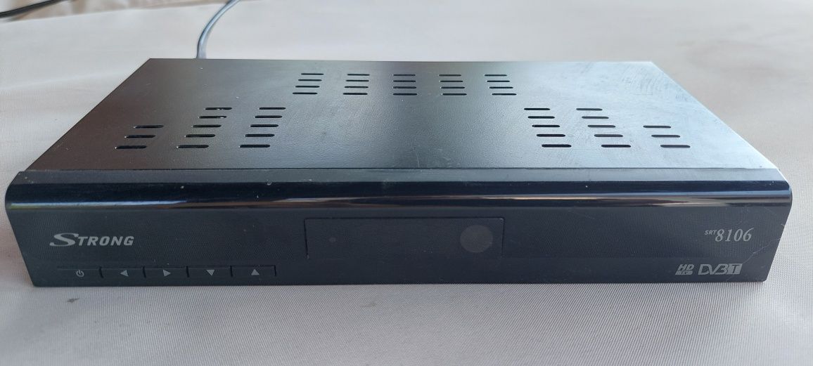 Цифров декодер Strong STR 8106