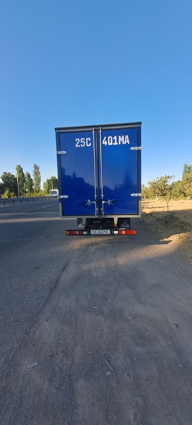 Kami bor ishlab turgan moshina