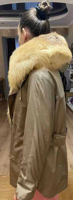 Женская парка песочного цвета с оливкой, с капюшоном из лисы