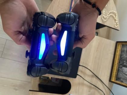 Vând PS 4 slim impecabil