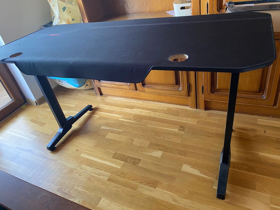 Vând masă de gaming ARPA Gaming Station