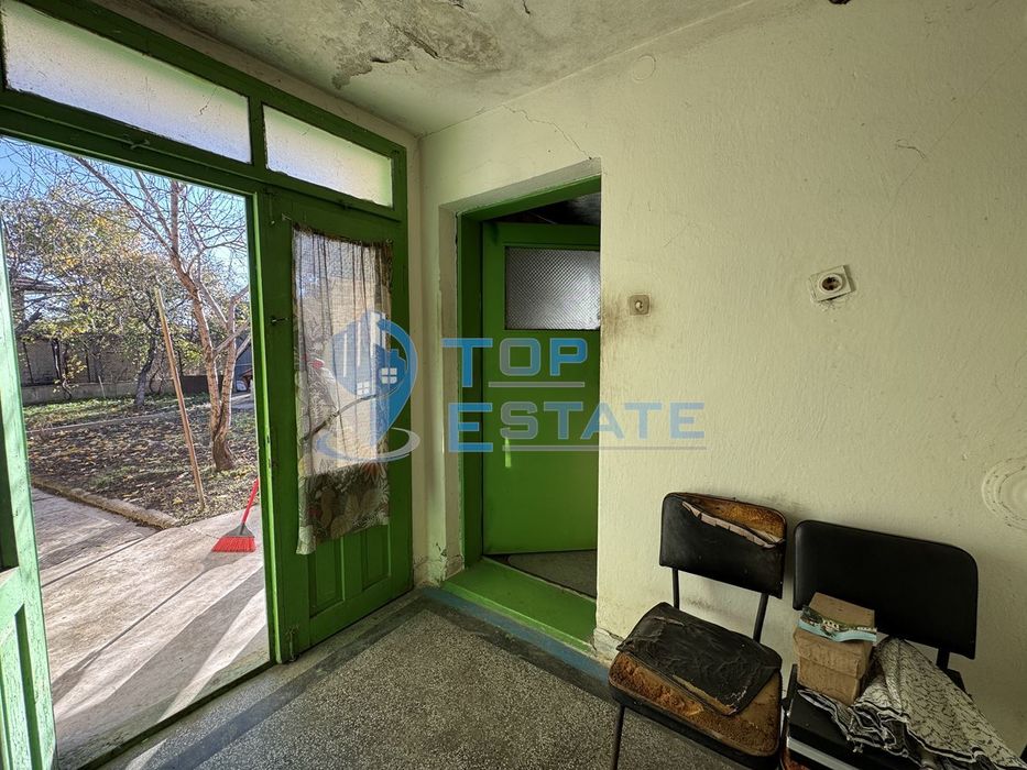 Къща с кладенец и стопанска постройка в село Ресен, област Велико Тър