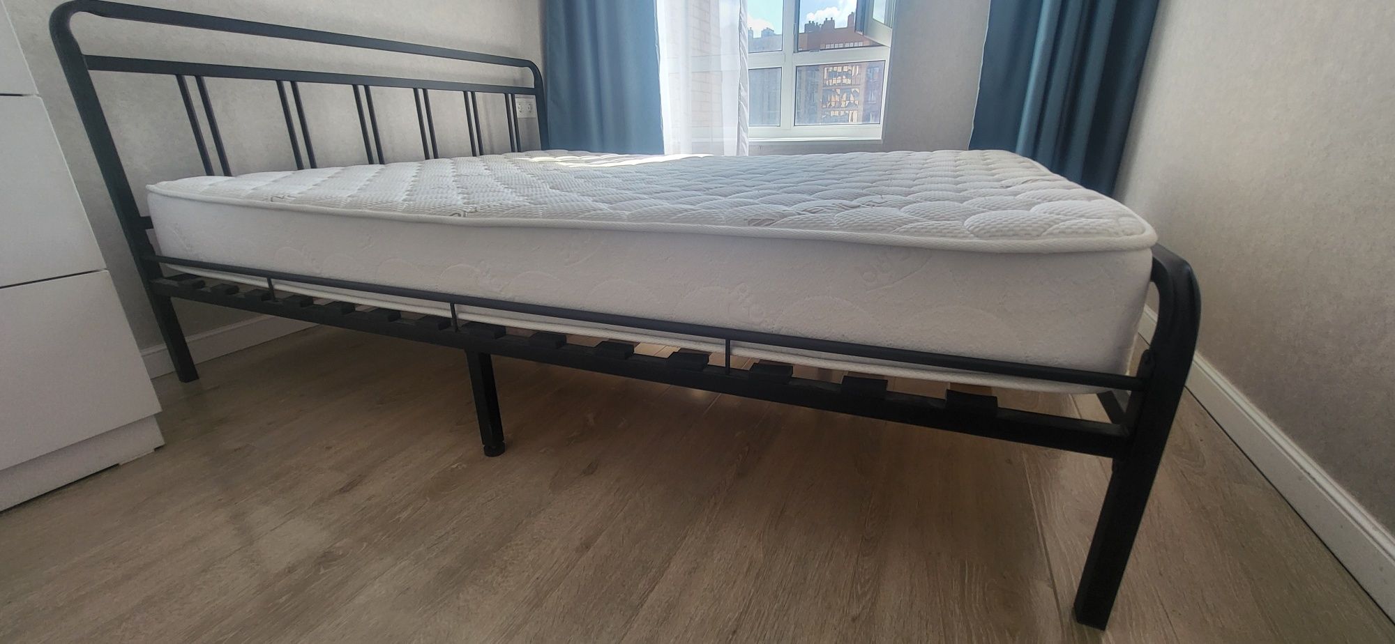 Продам кровать с матрасом