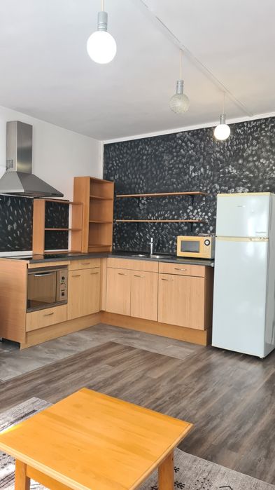 Garsoniera  mare la curte cu utilități incluse