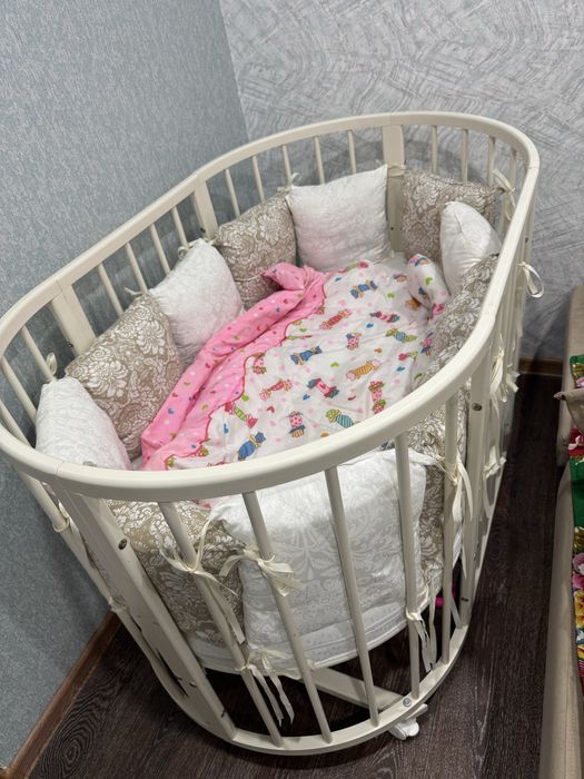 Продам кровать трансформер, в отличном состоянии. Круглый матрас новый