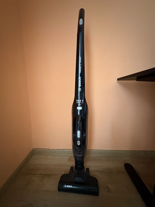 Aspirator vertical BOSCH pe acumulator