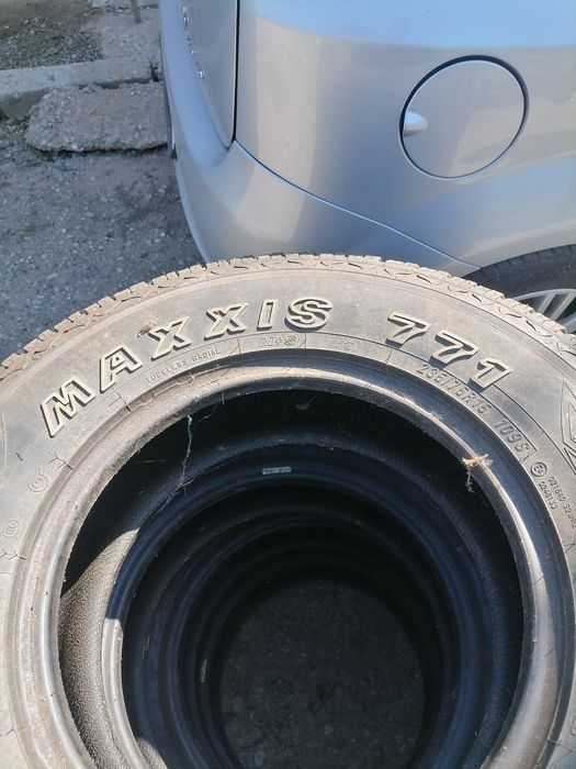 Гуми Максис 235/75 R15
