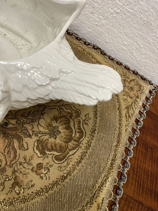 Италианска кашпа лебед от порцелан