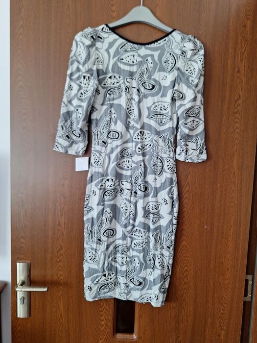 Vând rochie cu imprimeu alb cu negru
