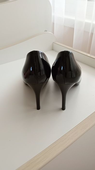 Дамски обувки на ток размер 38, много тъмно зелен оттенък към черно