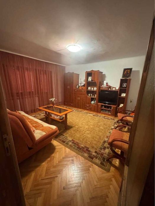 Apartament cu 3 camere in zona Garaje