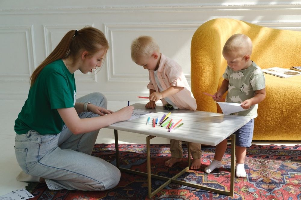 Няня дома үйде отырып бала қараймын.