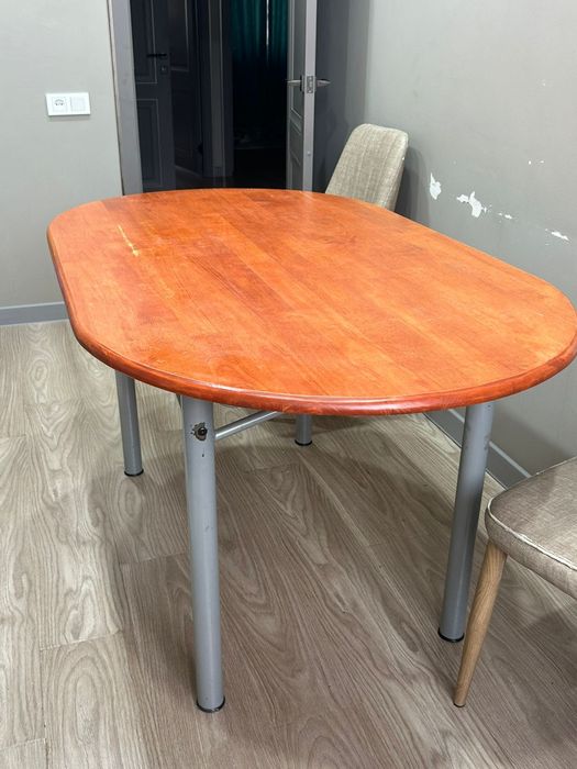 Стол овалный в хорошем состояни