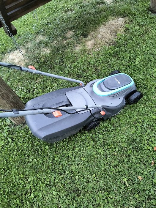 Mașină electrică de tuns gazon