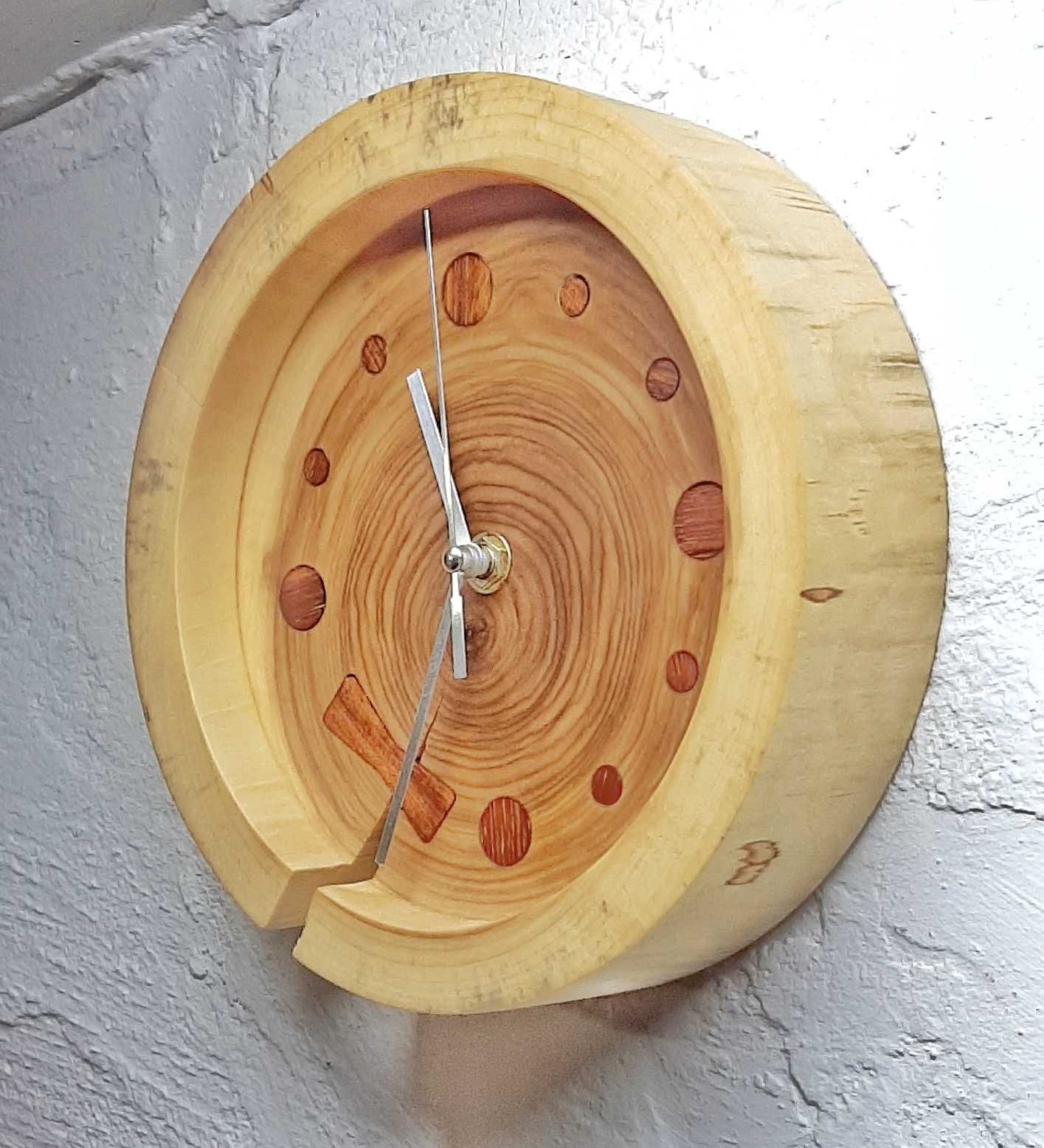 Часы из натурального дерева.