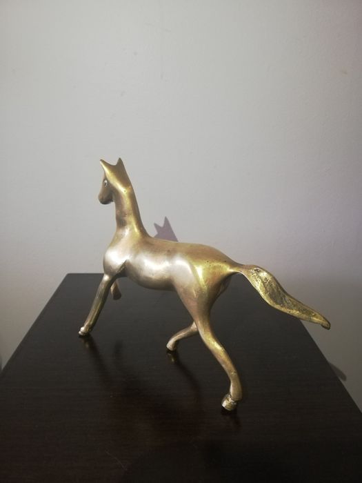 Много красива статуетка на кон. Месинг.