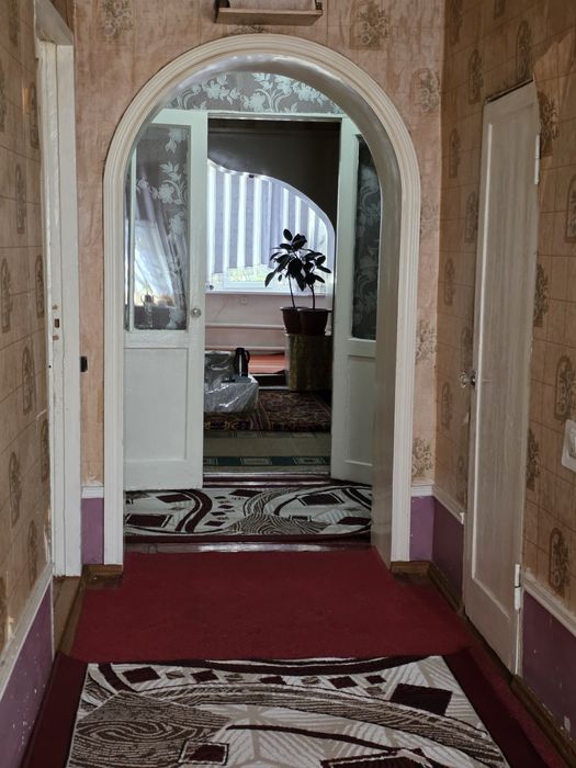 Kvartira sotiladi Angren 9-musiqa maktabi orqasida 3 xonali 2-qavat