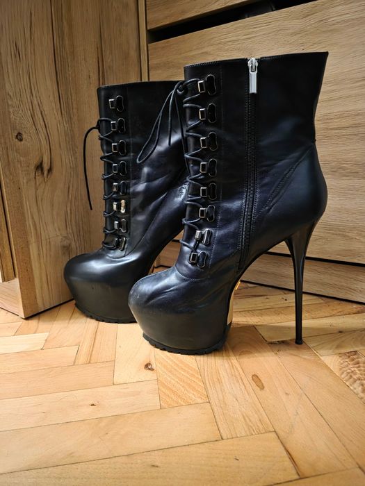 Стилни дамски обувки за шоу