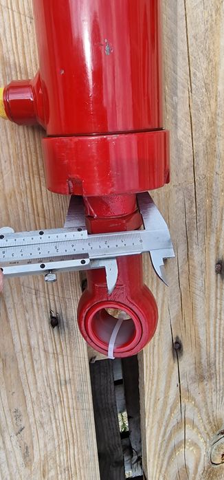 Cilindru hidraulic lungime 66 cm între gauri deschide 40 cm tija 35 mm