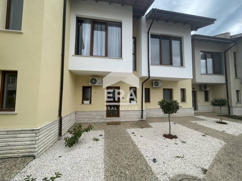 Двуетажна, ексклузивна, обзаведена къща за продажба, в Лайтхаус Голф &