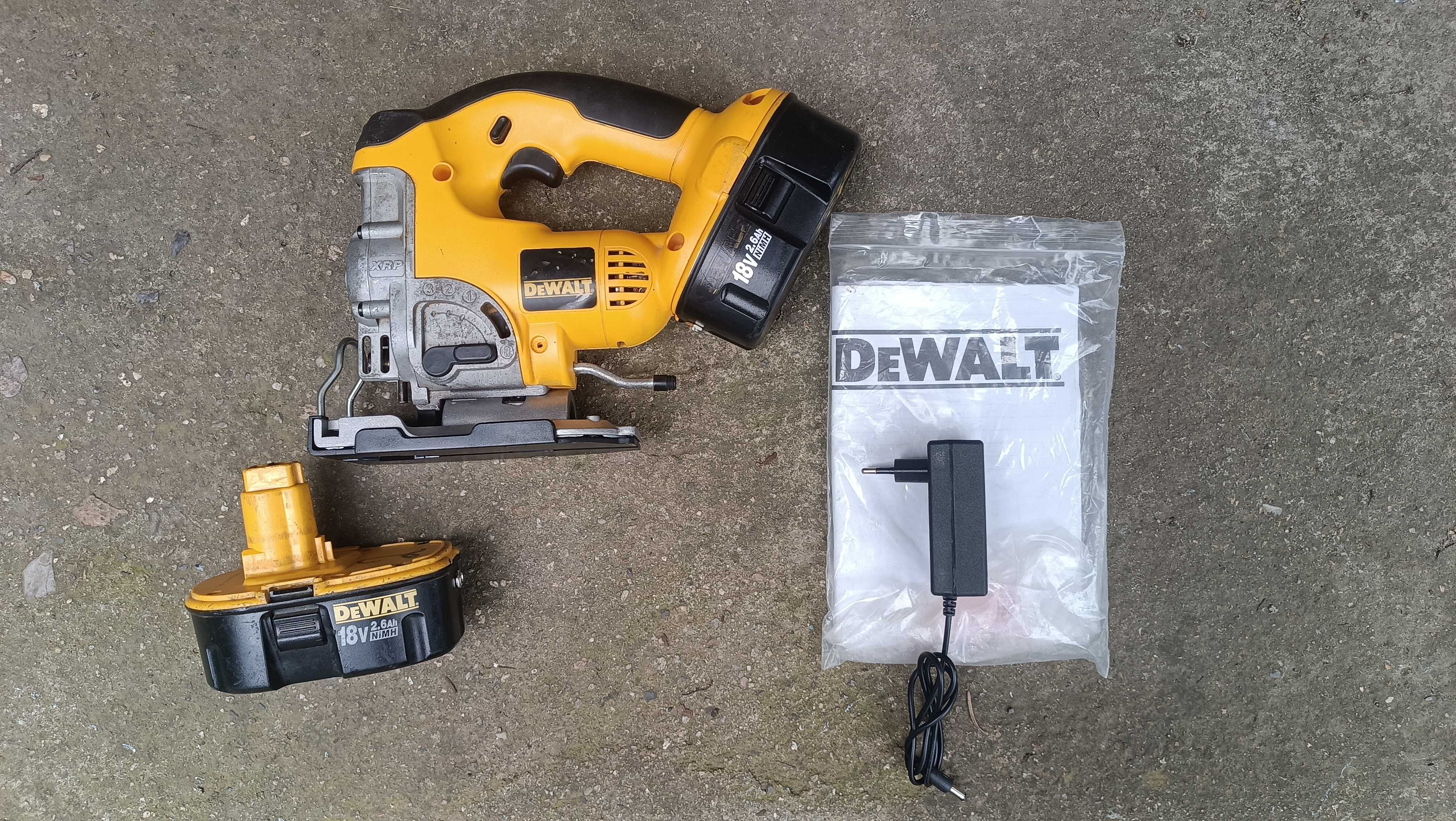 Акумулаторен прободен трион / зеге DeWalt DC330 с две батерии.
