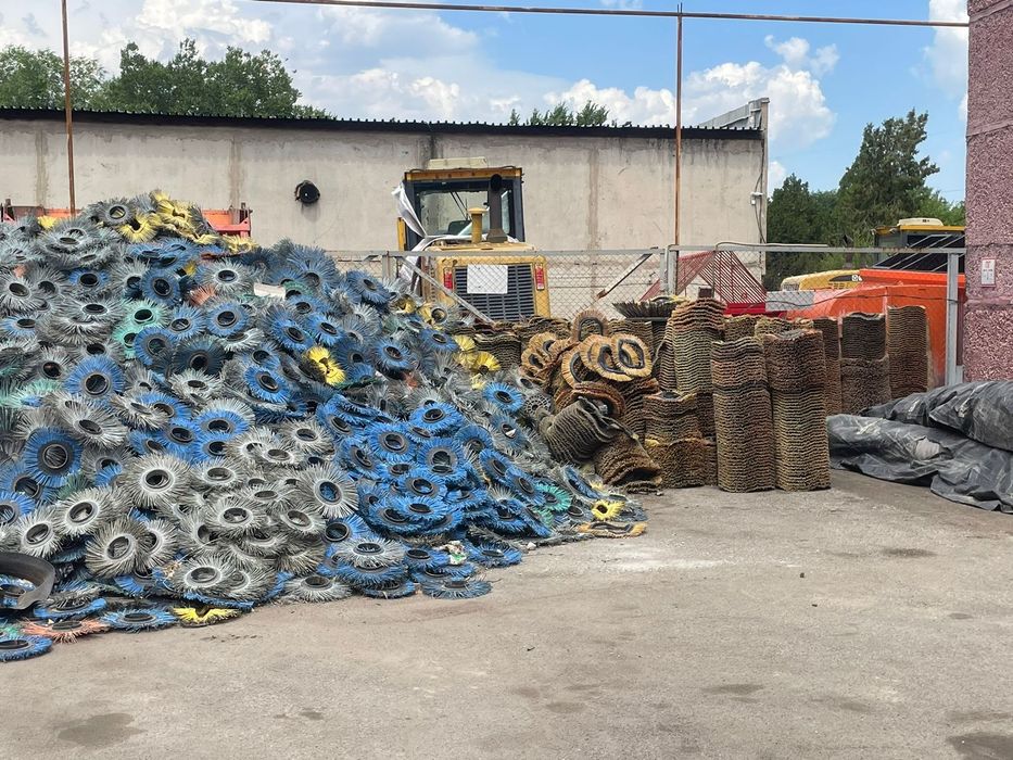 Прием пластика дорожная щетка