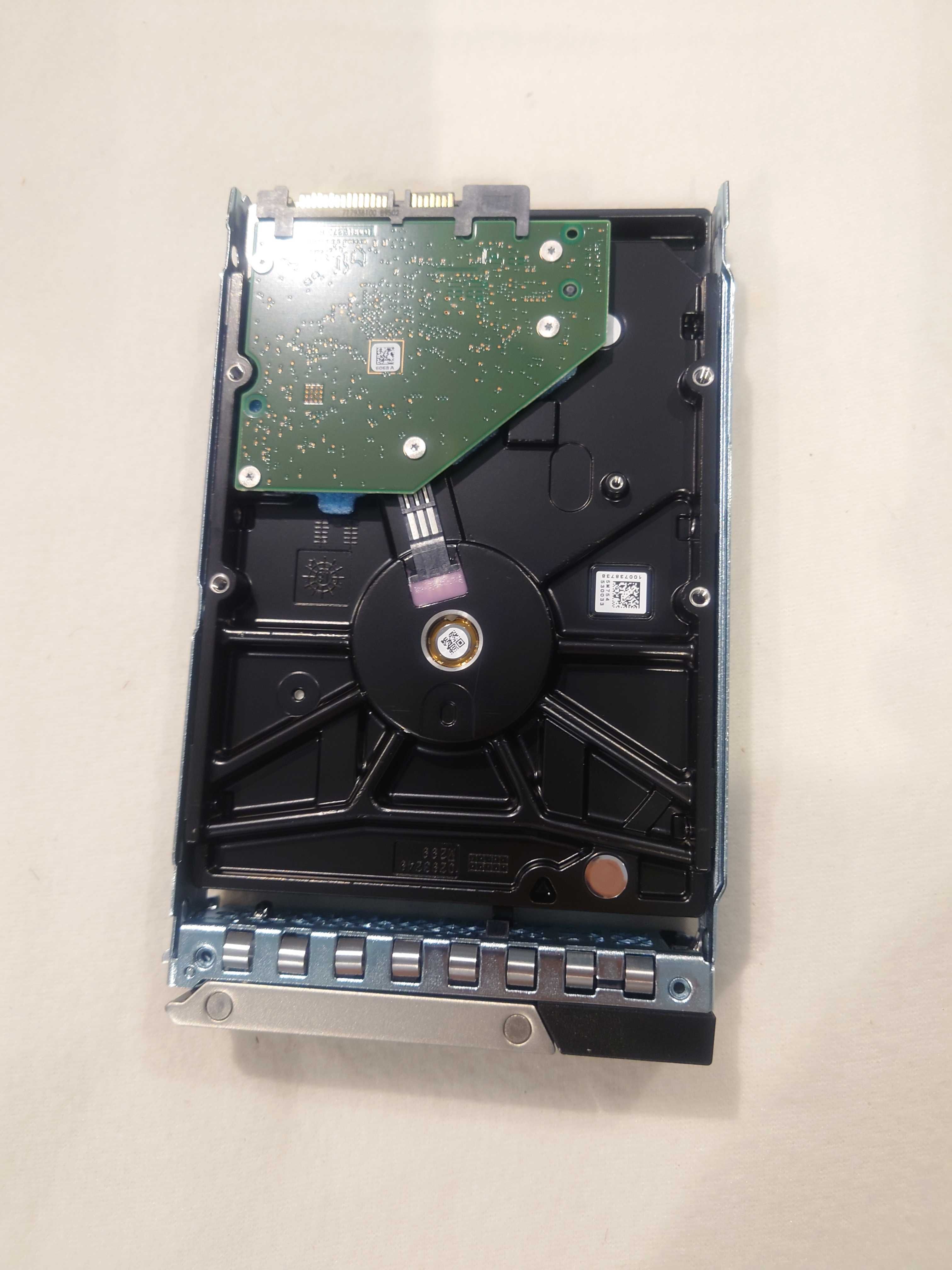 Продавам чисто нов диск 2ТБ 3.5" Seagate Exos првен за Dell