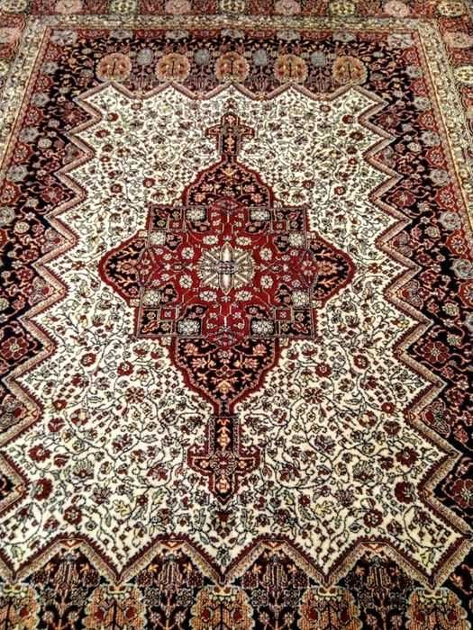 Персийски килим
100% оригинален !