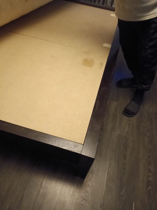 Vând pat dublu cu saltea și noptiere