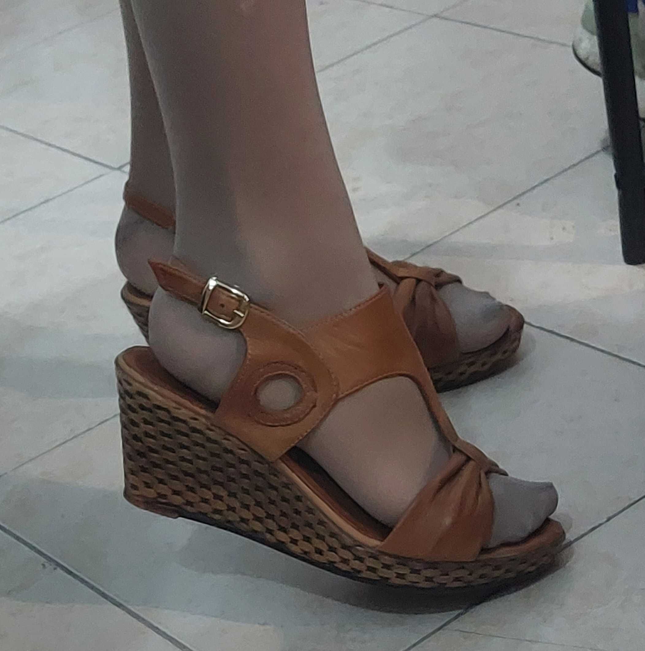 Летни обувки (сандали) на платформа от естествена кожа