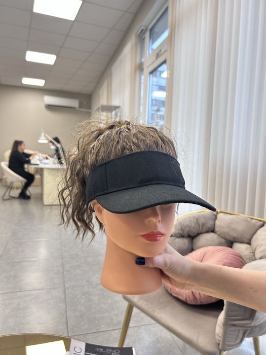 Къдрава перука (естествен косъм) + козирка с опашка