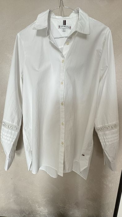 Красива риза Томму Highfigger