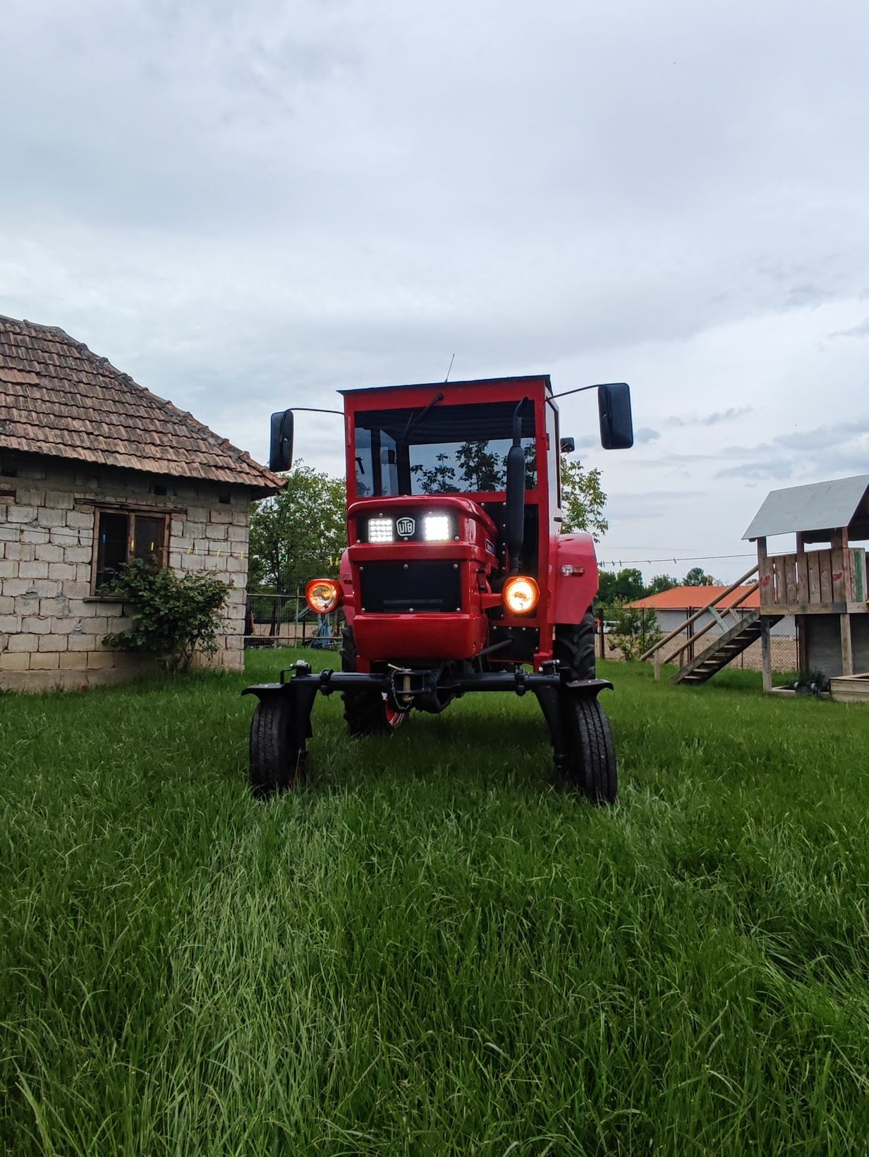 Vând tractor U445, 2 manete