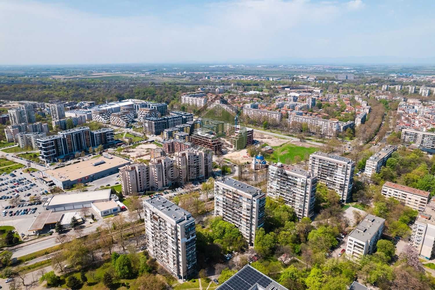 Двустаен апартамент с три отделни помещения в Младежки Хълм