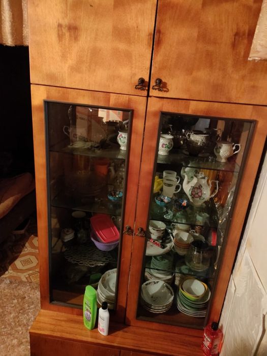 Шкаф стеклянной дверью и тумба