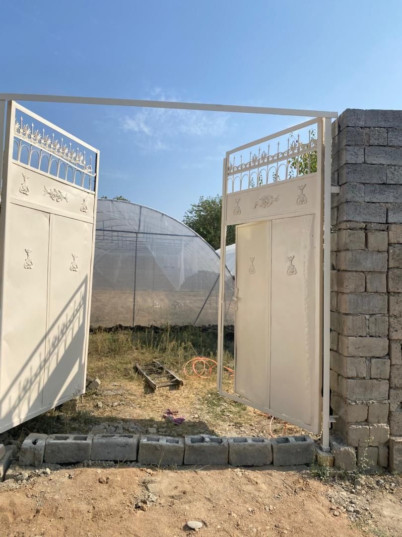 Продаётся участок, есть забор из шлакаблоков