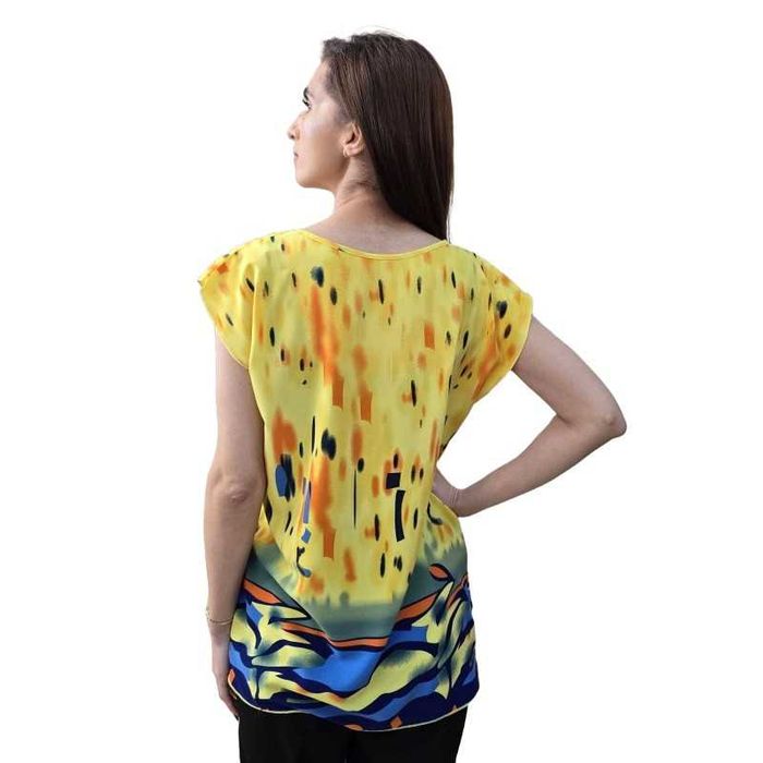 Bluza galbena imprimata, de foarte buna calitate.