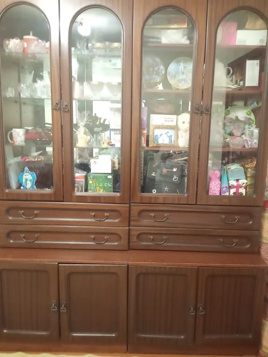 Продам сервант (шкаф-витрину)