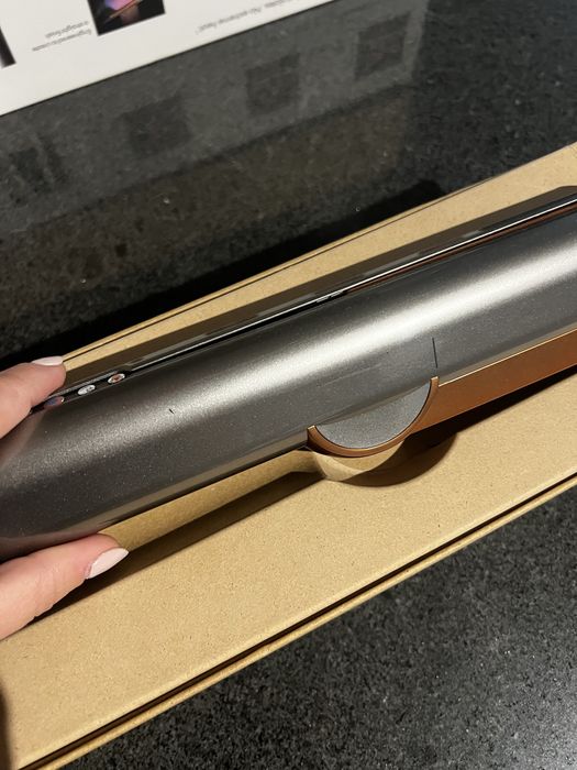 Продавам напълно оригинална Dyson Airstrait Nickel/Copper